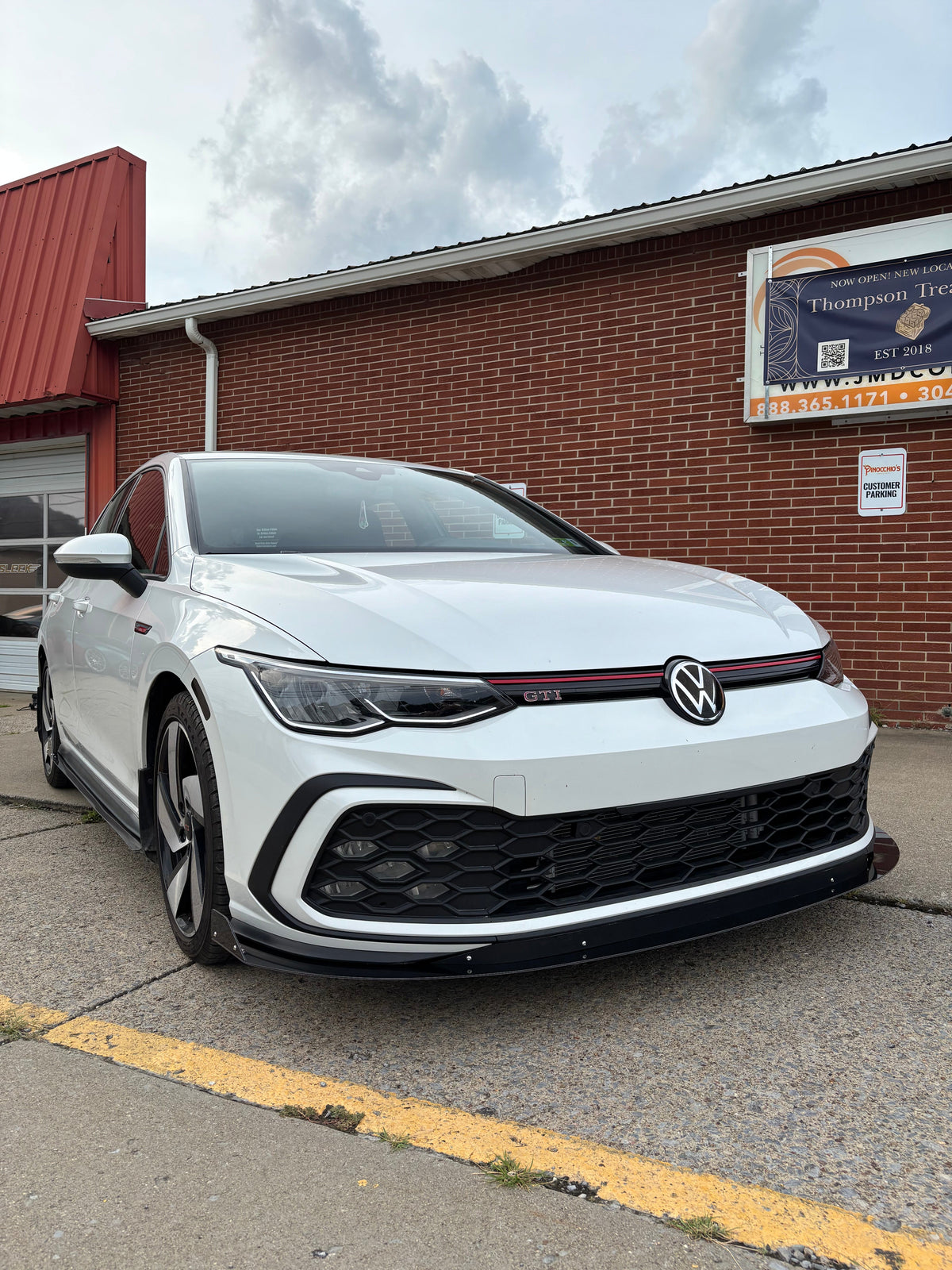 MK8 GTI Side Skirts Sleek